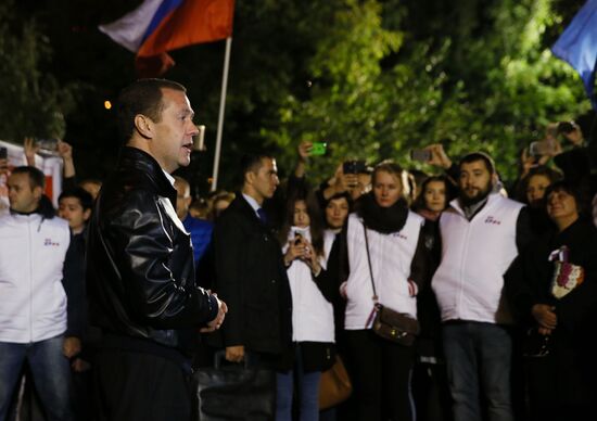 Vladimir Putin and Dmitry Medvedev visit United Russia party's election campaign headquarters