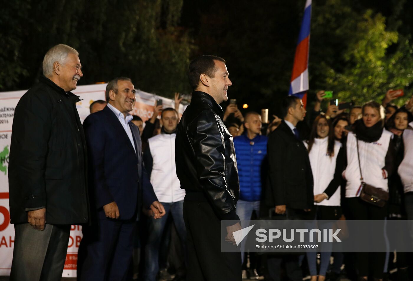 Vladimir Putin and Dmitry Medvedev visit United Russia party's election campaign headquarters