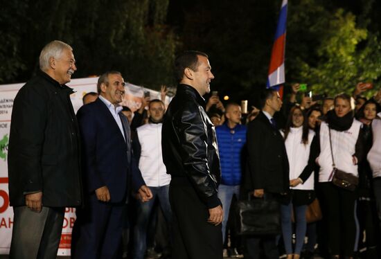 Vladimir Putin and Dmitry Medvedev visit United Russia party's election campaign headquarters