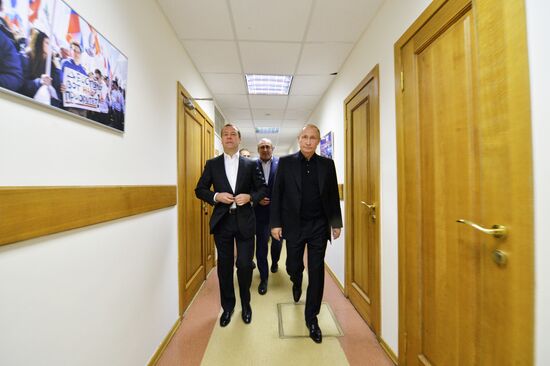 Vladimir Putin and Dmitry Medvedev visit United Russia party's election campaign headquarters
