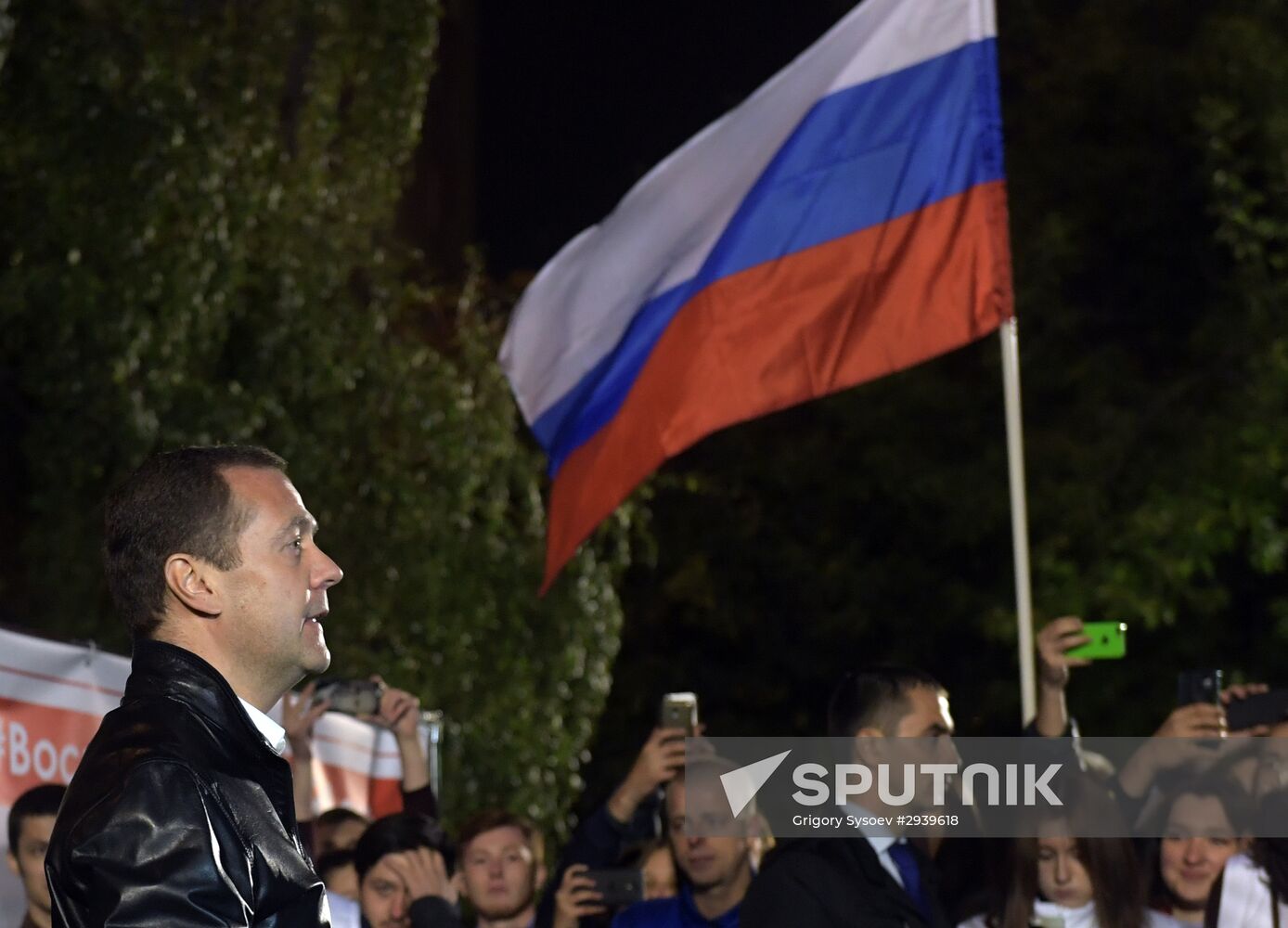Vladimir Putin and Dmitry Medvedev visit United Russia party's election campaign headquarters