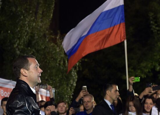 Vladimir Putin and Dmitry Medvedev visit United Russia party's election campaign headquarters