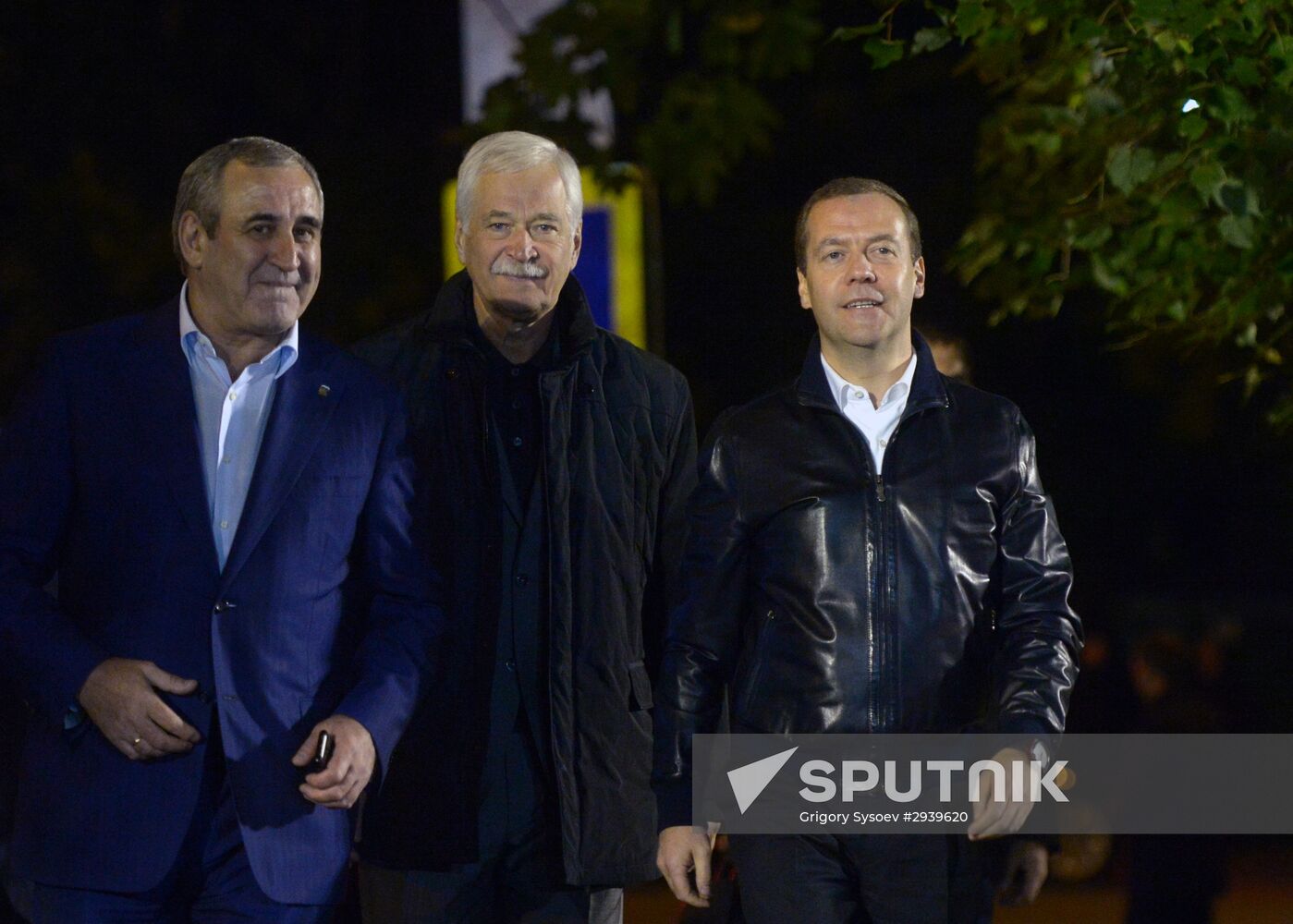 Vladimir Putin and Dmitry Medvedev visit United Russia party's election campaign headquarters