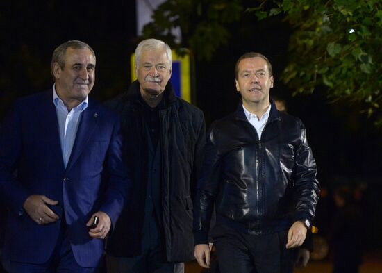 Vladimir Putin and Dmitry Medvedev visit United Russia party's election campaign headquarters