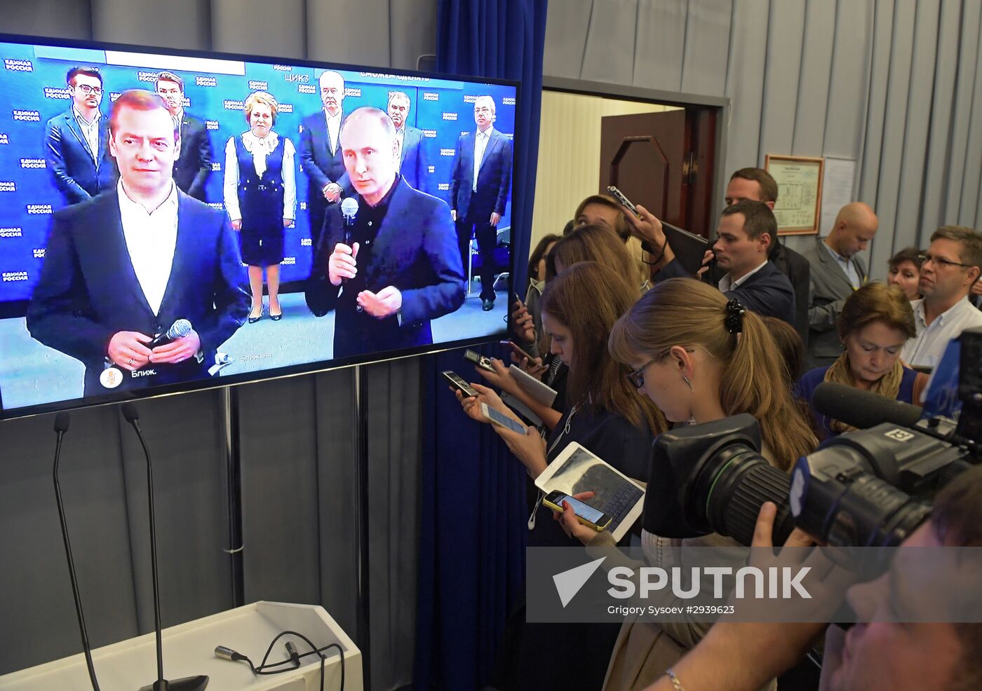 Vladimir Putin and Dmitry Medvedev visit United Russia party's election campaign headquarters