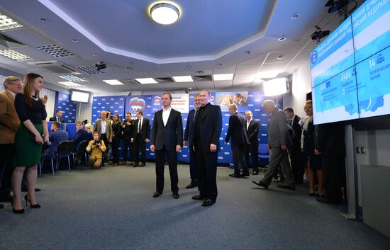 Vladimir Putin and Dmitry Medvedev visit United Russia party's election campaign headquarters