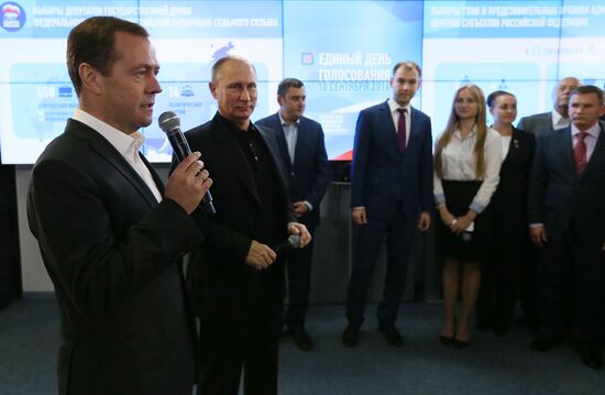 Vladimir Putin and Dmitry Medvedev visit United Russia party's election campaign headquarters