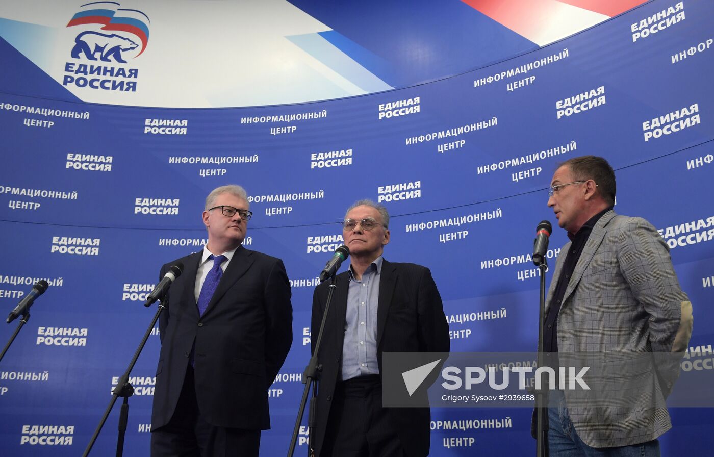 Vladimir Putin and Dmitry Medvedev visit United Russia party's election campaign headquarters