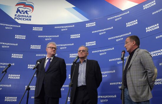 Vladimir Putin and Dmitry Medvedev visit United Russia party's election campaign headquarters