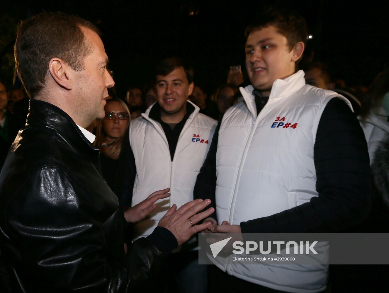 Vladimir Putin and Dmitry Medvedev visit United Russia party's election campaign headquarters