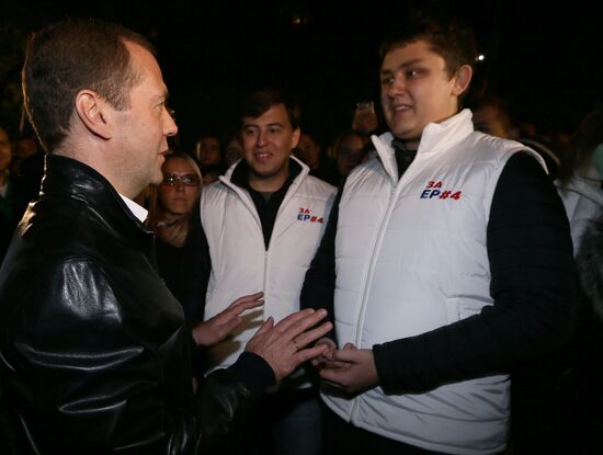 Vladimir Putin and Dmitry Medvedev visit United Russia party's election campaign headquarters