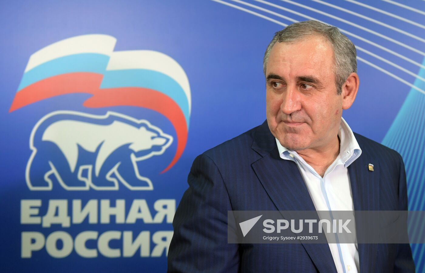 Vladimir Putin and Dmitry Medvedev visit United Russia party's election campaign headquarters