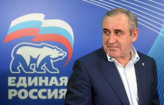 Vladimir Putin and Dmitry Medvedev visit United Russia party's election campaign headquarters