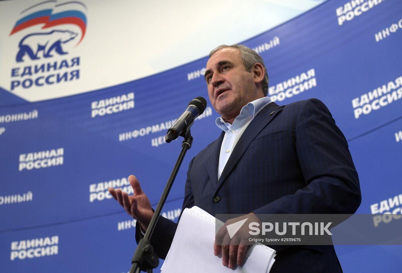 Vladimir Putin and Dmitry Medvedev visit United Russia party's election campaign headquarters