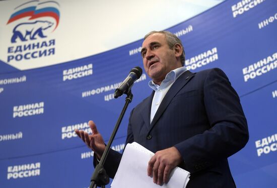 Vladimir Putin and Dmitry Medvedev visit United Russia party's election campaign headquarters