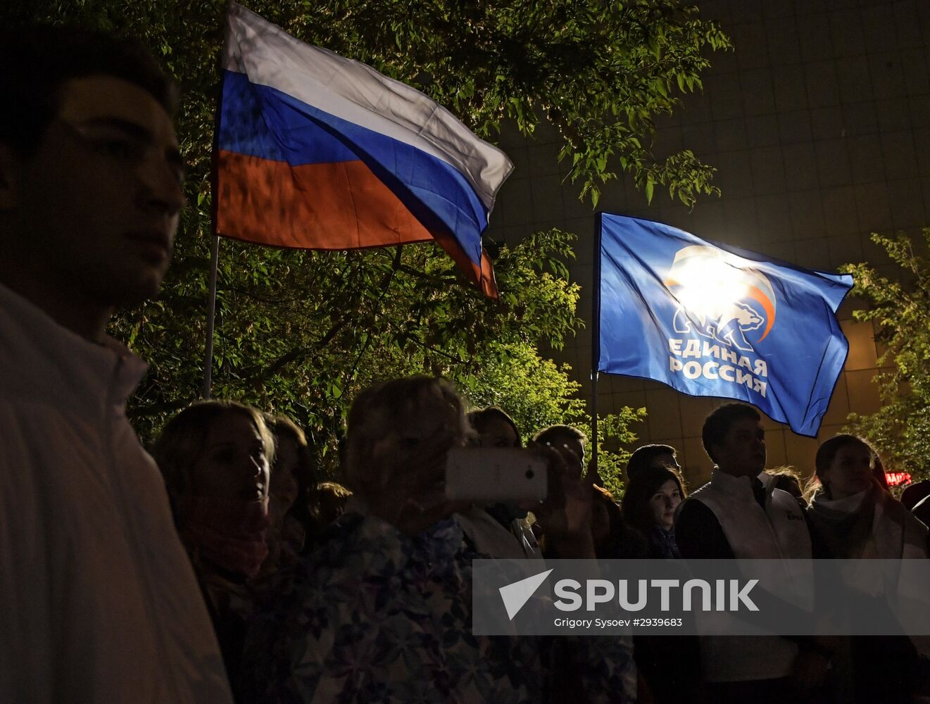 Vladimir Putin and Dmitry Medvedev visit United Russia party's election campaign headquarters