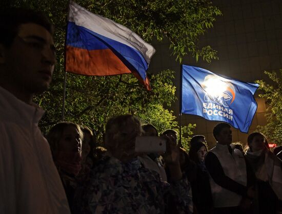 Vladimir Putin and Dmitry Medvedev visit United Russia party's election campaign headquarters