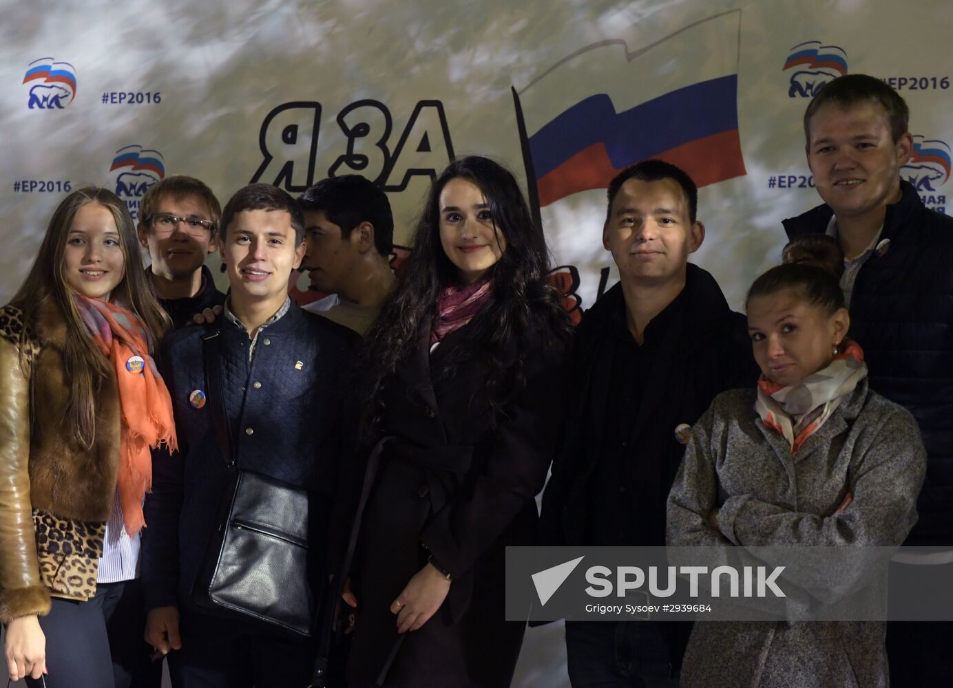 Vladimir Putin and Dmitry Medvedev visit United Russia party's election campaign headquarters