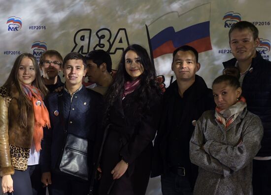 Vladimir Putin and Dmitry Medvedev visit United Russia party's election campaign headquarters