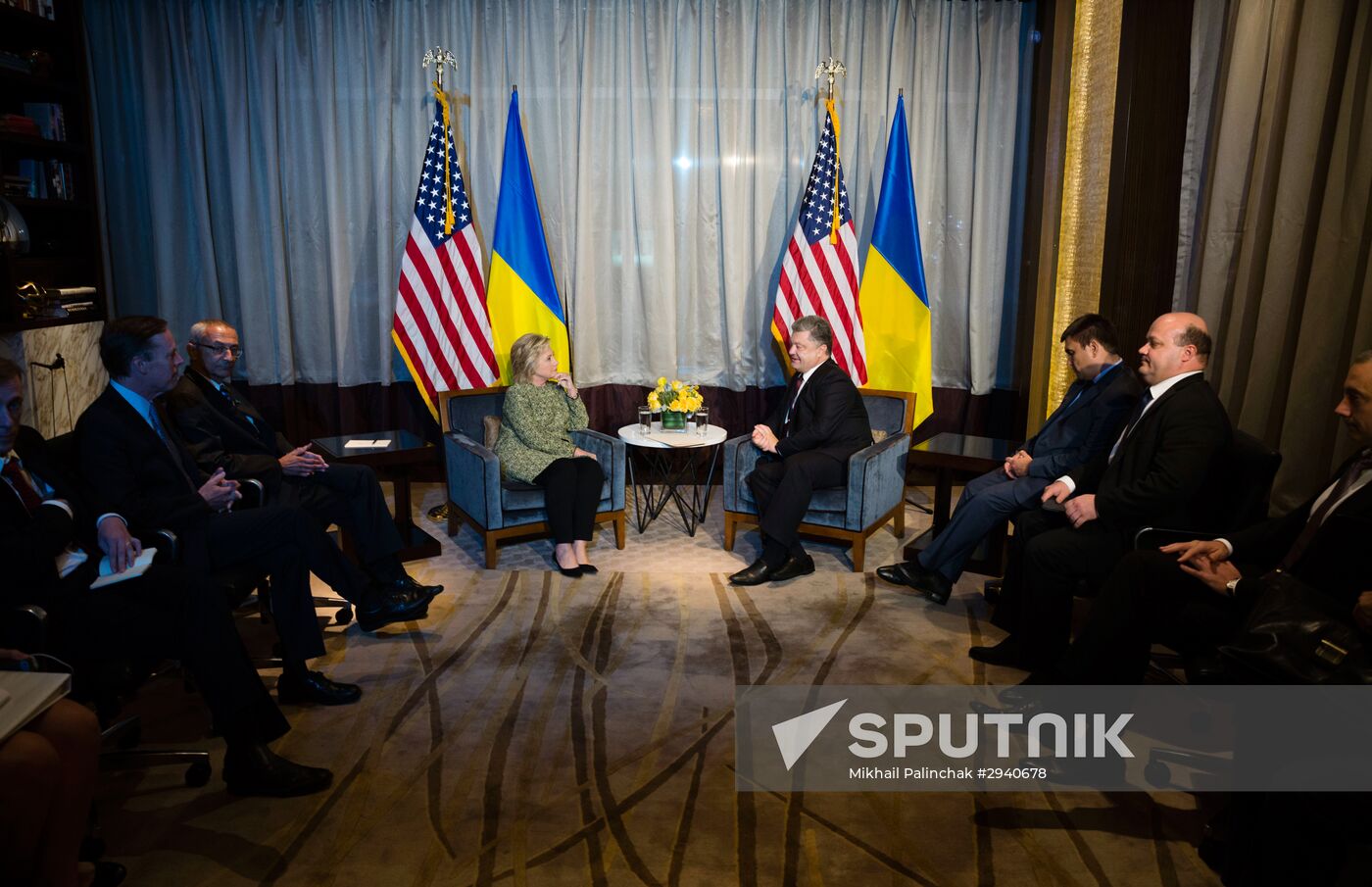 Ukrainian President Petro Poroshenko meets with Hillary Clinton