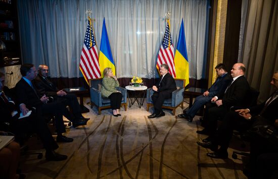 Ukrainian President Petro Poroshenko meets with Hillary Clinton