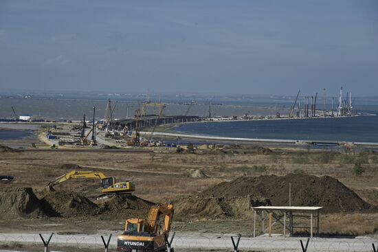 Kerch Strait bridge under construction in Crimea