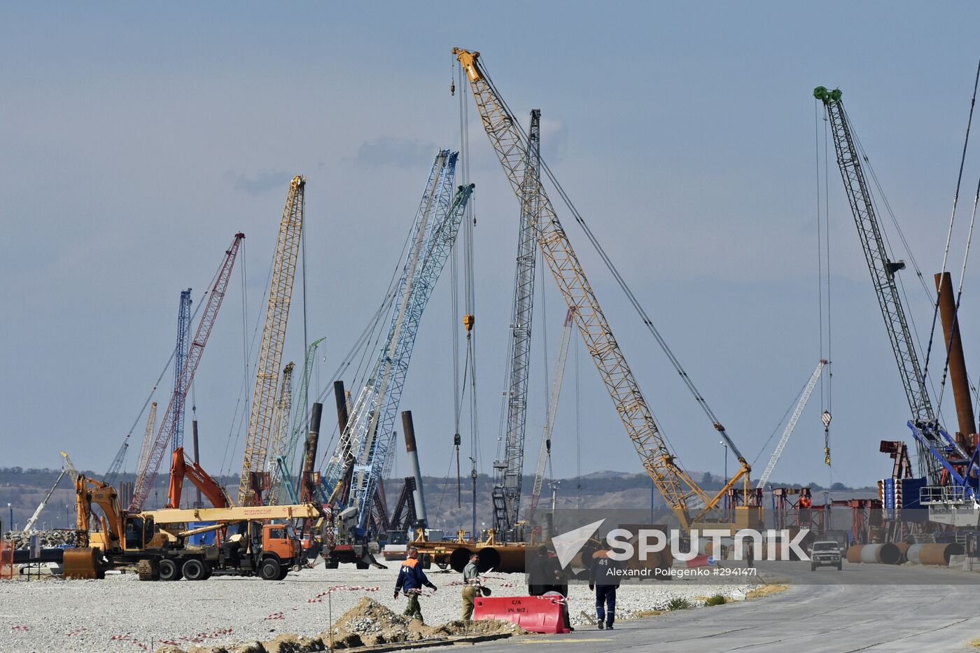 Kerch Strait bridge under construction in Crimea