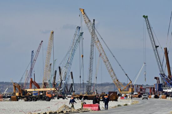 Kerch Strait bridge under construction in Crimea