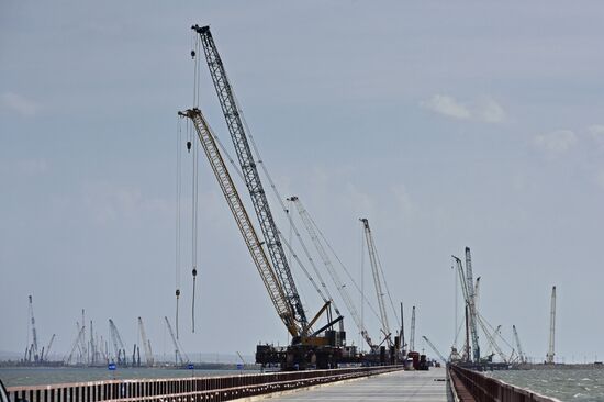 Kerch Strait bridge under construction in Crimea