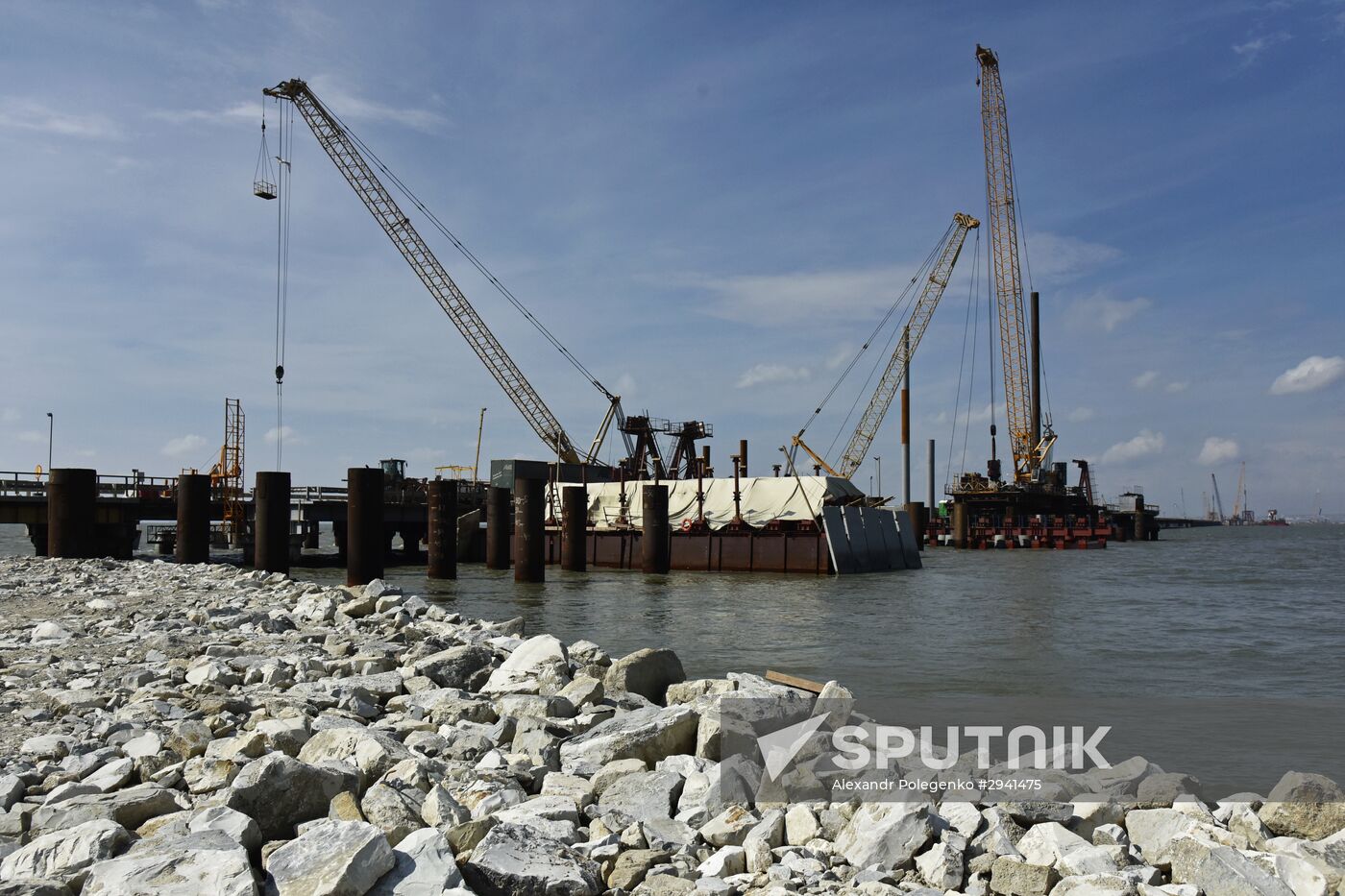 Kerch Strait bridge under construction in Crimea
