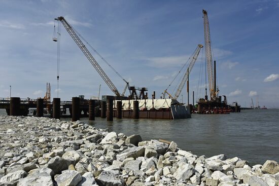 Kerch Strait bridge under construction in Crimea