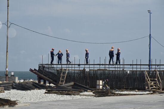 Kerch Strait bridge under construction in Crimea