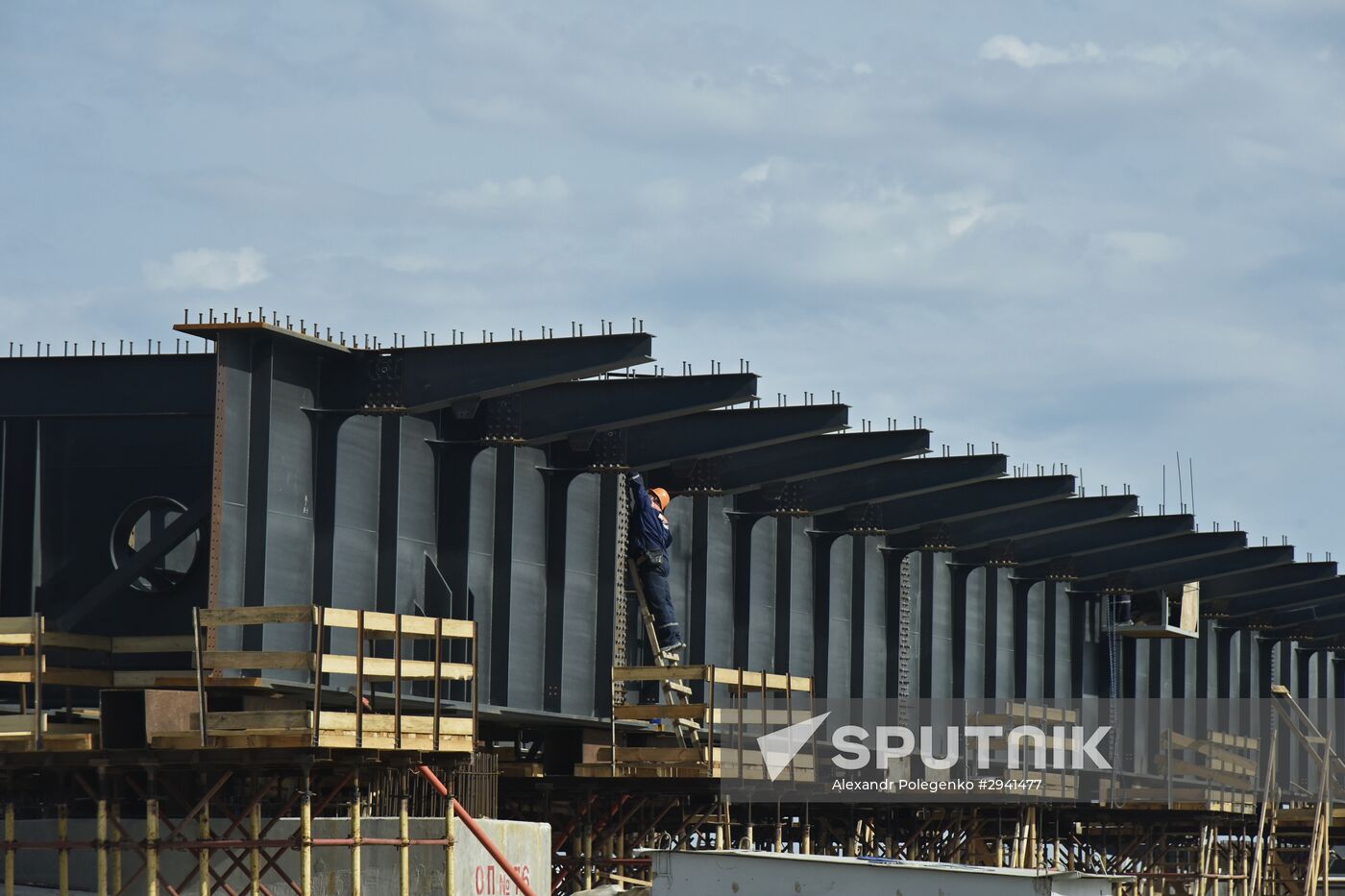 Kerch Strait bridge under construction in Crimea