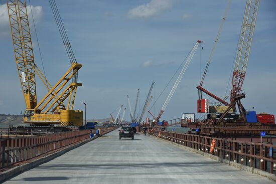 Kerch Strait bridge under construction in Crimea