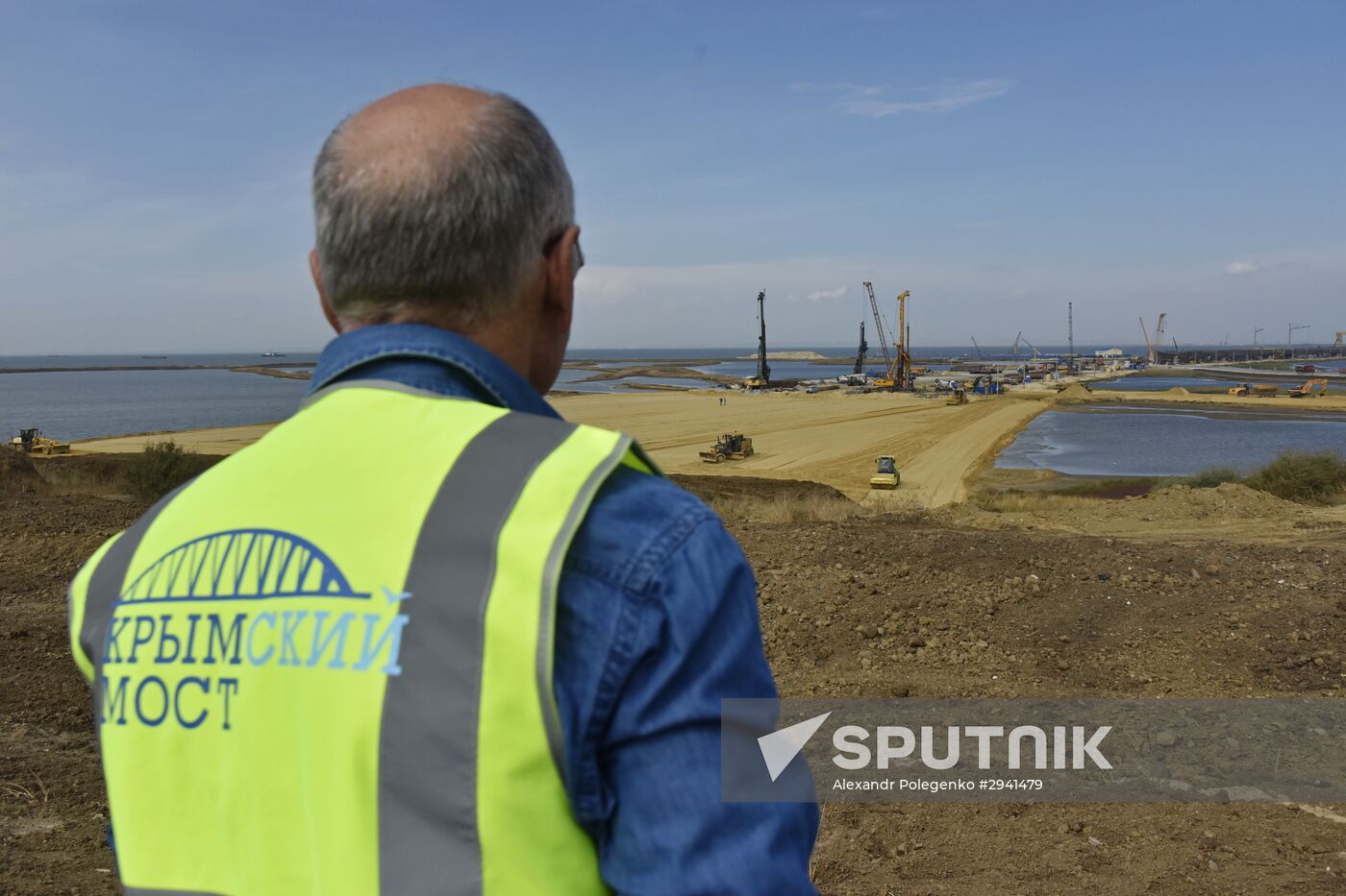 Kerch Strait bridge under construction in Crimea