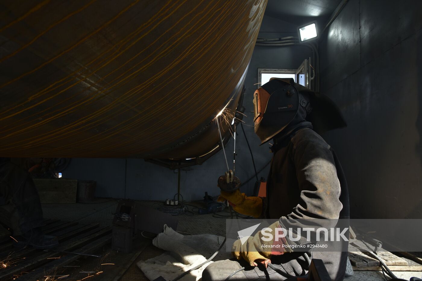 Kerch Strait bridge under construction in Crimea