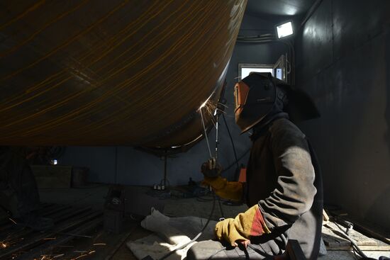 Kerch Strait bridge under construction in Crimea