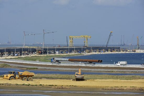 Kerch Strait bridge under construction in Crimea