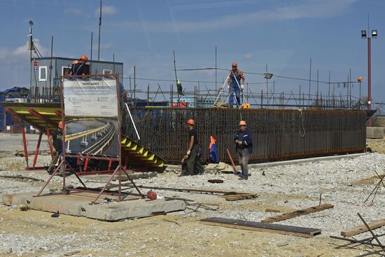 Kerch Strait bridge under construction in Crimea