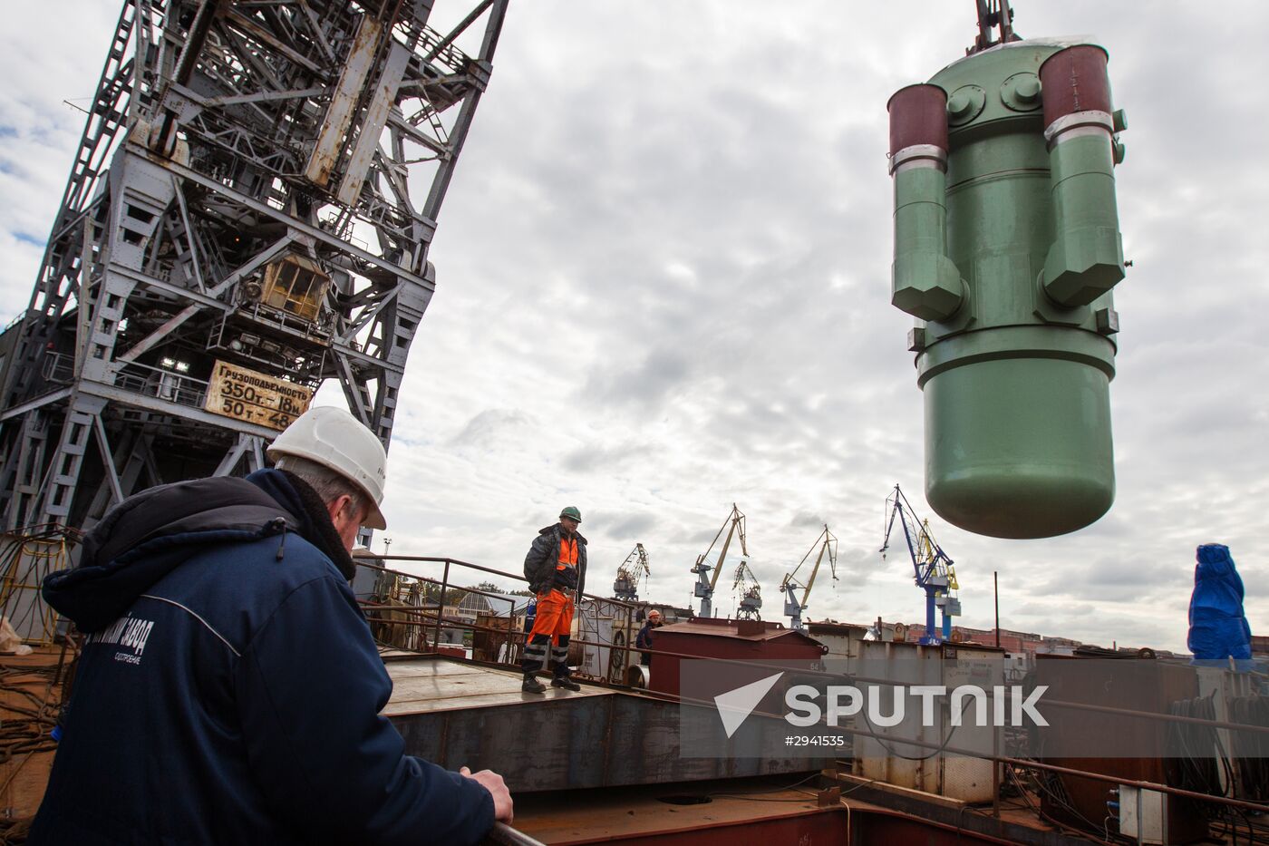 Installing the nuclear reactor on t he Arktika nuclear-powered icebreaker