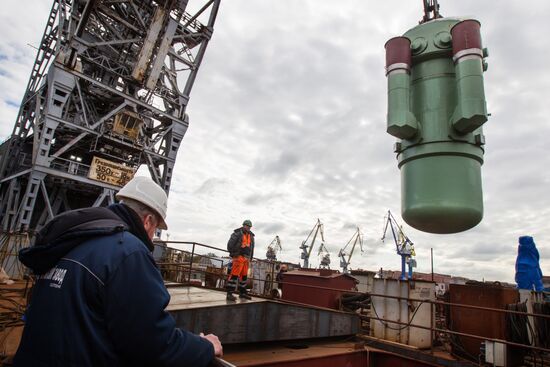 Installing the nuclear reactor on t he Arktika nuclear-powered icebreaker