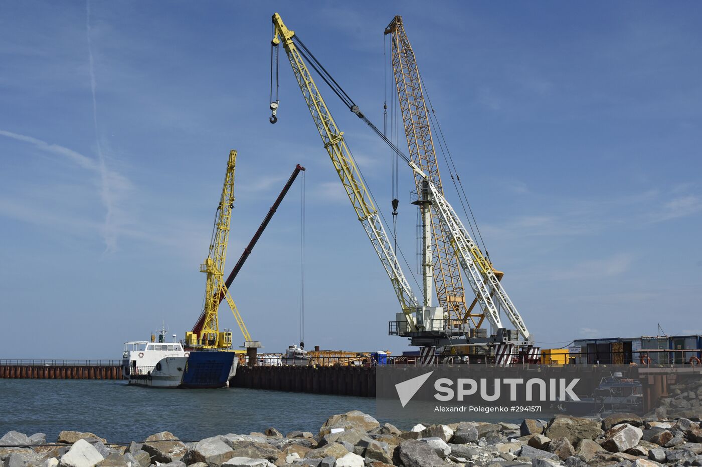 Kerch Strait bridge under construction in Crimea