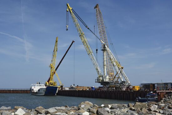 Kerch Strait bridge under construction in Crimea