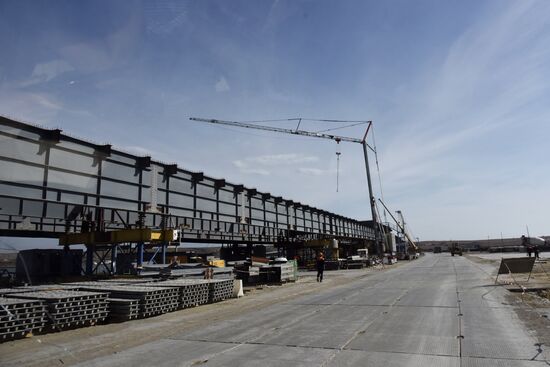 Kerch Strait bridge under construction in Crimea