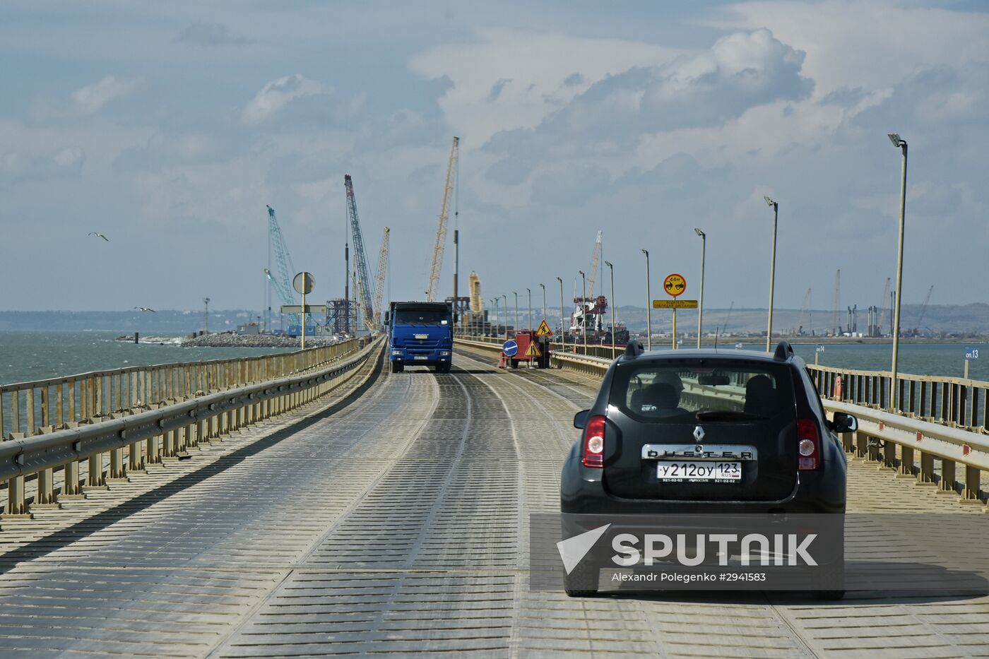 Kerch Strait bridge under construction in Crimea