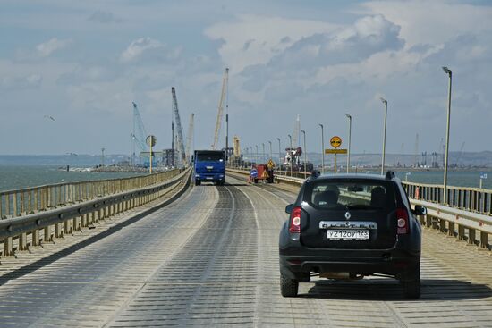 Kerch Strait bridge under construction in Crimea