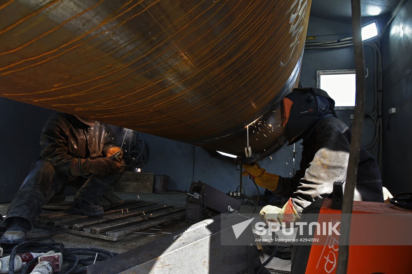 Kerch Strait bridge under construction in Crimea