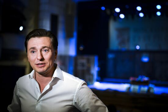 The Moscow Gubernsky (Provincial) Theatre	troop reunion before the start of a new season