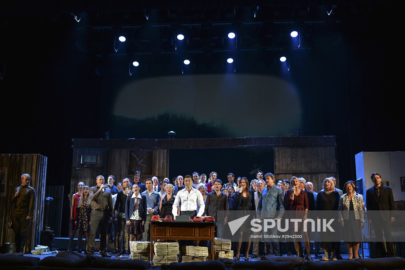 The Moscow Gubernsky (Provincial) Theatre	troop reunion before the start of a new season
