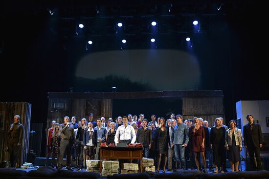 The Moscow Gubernsky (Provincial) Theatre	troop reunion before the start of a new season